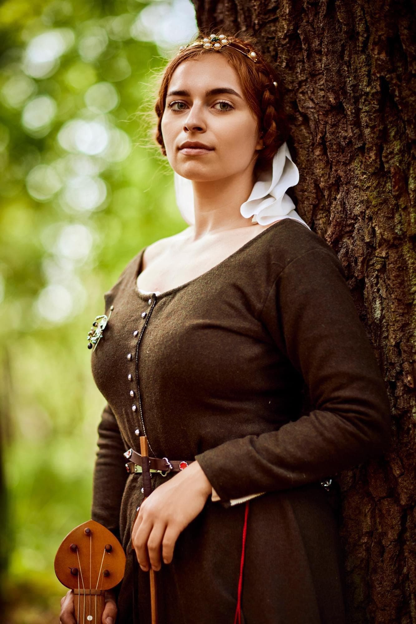 Musician with a vielle by a tree